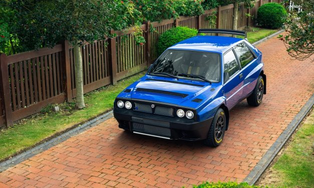 Gdzie asfalt się kończy, tam pieniądz zaczyna. Lancia Delta Safarista wjeżdża bokiem na szuter