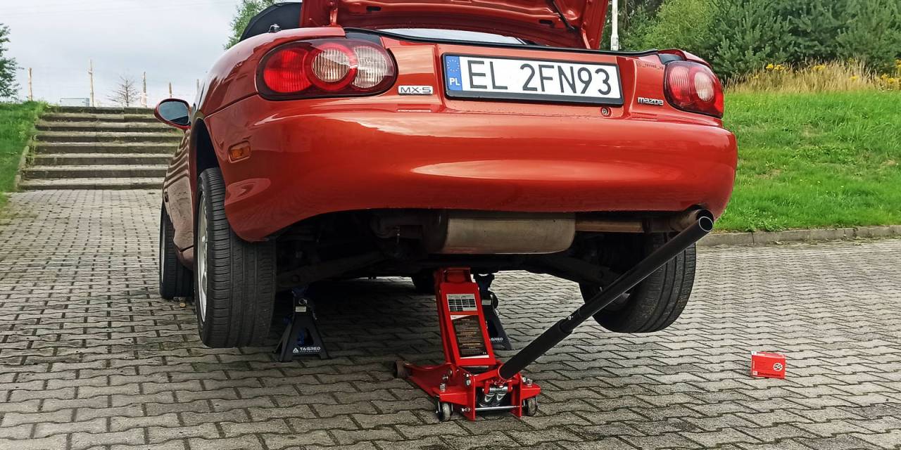 Moja Miata dostała prezent. To przewody hamulcowe w stalowym oplocie