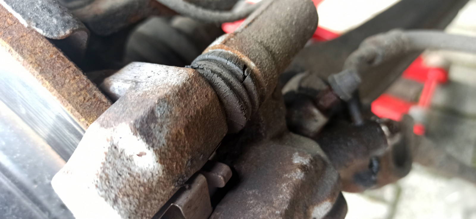 Popękane osłony przeciwkurzowe