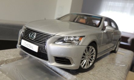 Co zrobić z pustymi półkami? To proste: ozdobić modelami ulubionych samochodów