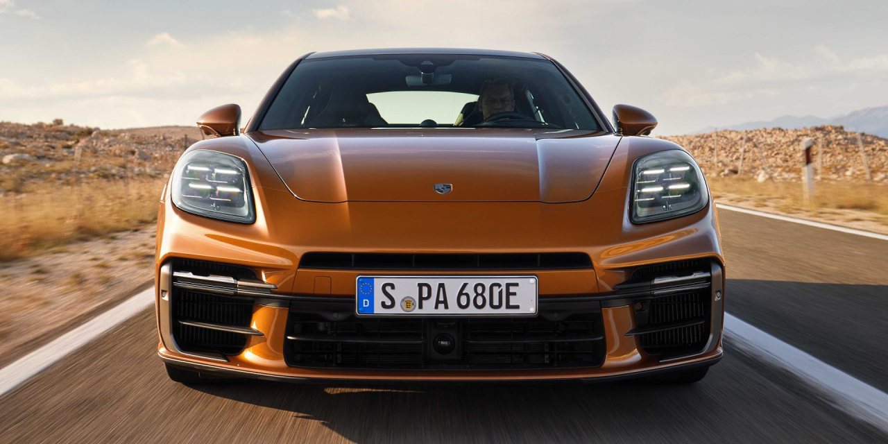 Oto nowe Porsche Panamera. Nie ma już wersji kombi, ale na otarcie łez nadal są V-ósemki