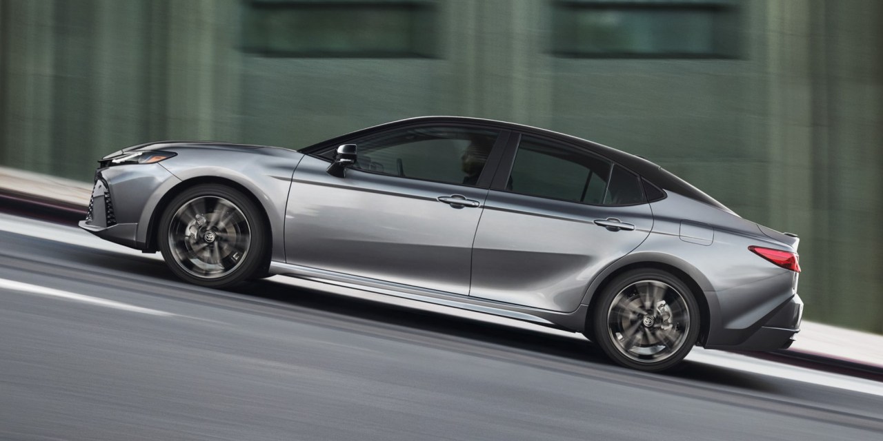 Oto nowa Toyota Camry. Po liftingu wygląda znacznie lepiej, ale z gamy silnikowej wypadł najciekawszy wariant