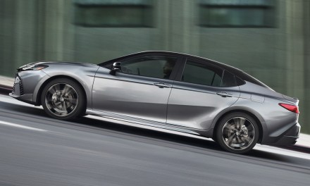 Oto nowa Toyota Camry. Po liftingu wygląda znacznie lepiej, ale z gamy silnikowej wypadł najciekawszy wariant