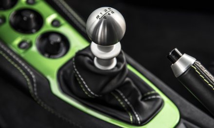 Garażowe rozmowy. Czy kupiłbyś nowy samochód z manualną skrzynią biegów?