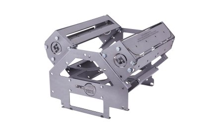 Swap silnika na V8 można ułatwić. Jak? Przy pomocy kilku kawałków blachy