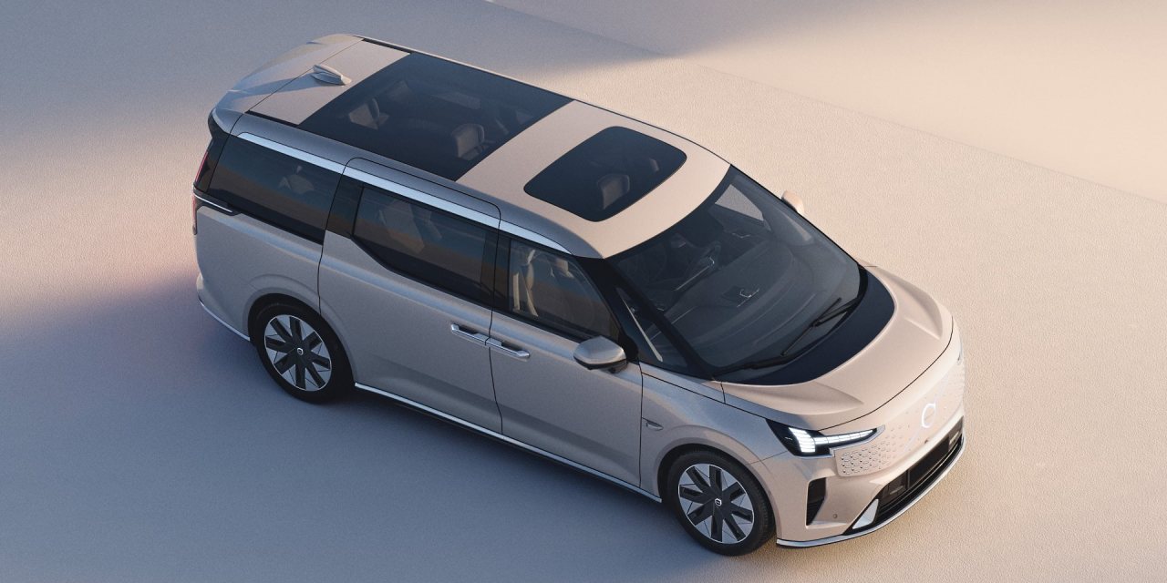 Volvo EM90 to nowy minivan na rynku (póki co nie naszym). Rodziny potrzebują minivanów, ale nie takich