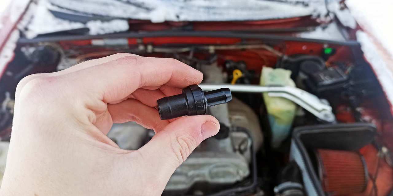 Sprawdź czasem zawór PCV, ale nie na mrozie. Chyba że chcesz mieć dobry pretekst do jego wymiany