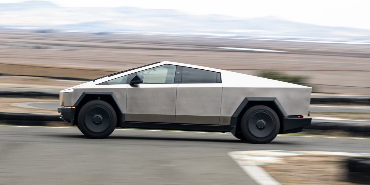 Tesla: „Cybertruck holuje 911 na ćwierć mili szybciej niż 911 samo to przejeżdża!”. Rzeczywistość: ani ćwierć mili, ani niewątpliwie szybciej