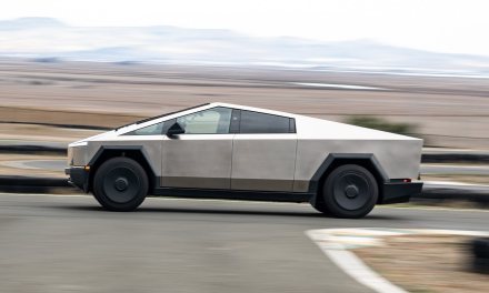 Tesla: „Cybertruck holuje 911 na ćwierć mili szybciej niż 911 samo to przejeżdża!”. Rzeczywistość: ani ćwierć mili, ani niewątpliwie szybciej
