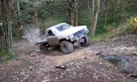 10 tysięcy obrotów na minutę, ponad 300 koni i napęd na obie osie. Co to? To Toyota Hilux