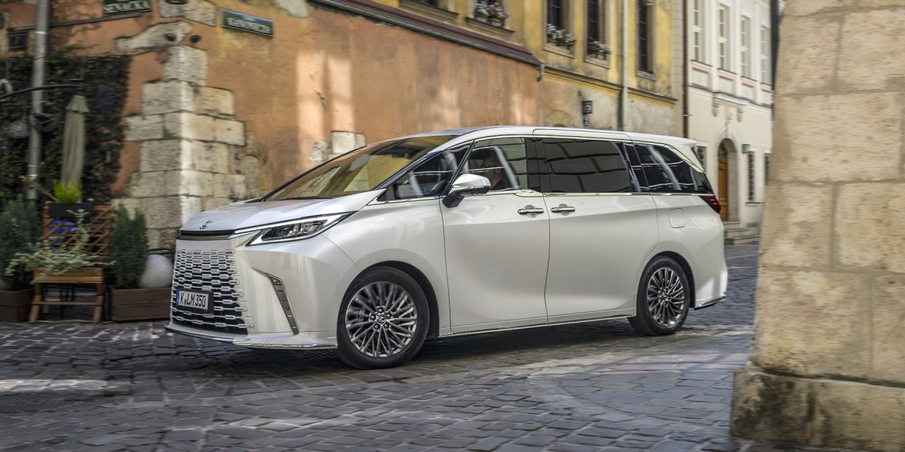 Najbardziej komfortowa golarka na świecie. Lexus LM 350h – recenzja