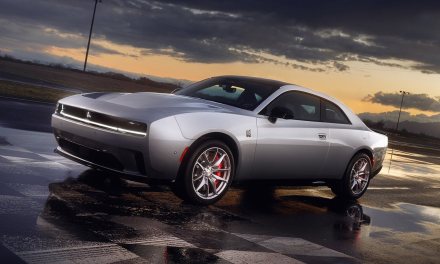Oto nowy Dodge Charger. Wygląda jakby przybył z przeszłości, a to tylko jeden z jego problemów