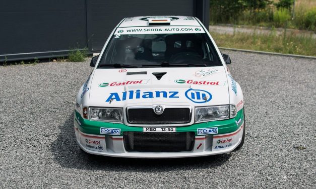 Jest w Polsce na sprzedaż Skoda Octavia. Ma 300 koni, napęd na 4 koła i wielkie skrzydło