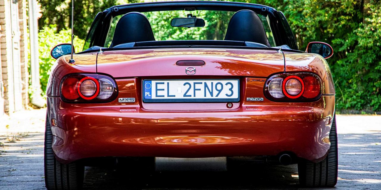 Pęknięcie lampy wyszło na dobre. Czyli dlaczego wymieniłem lampę w MX-5 i jak to zrobić