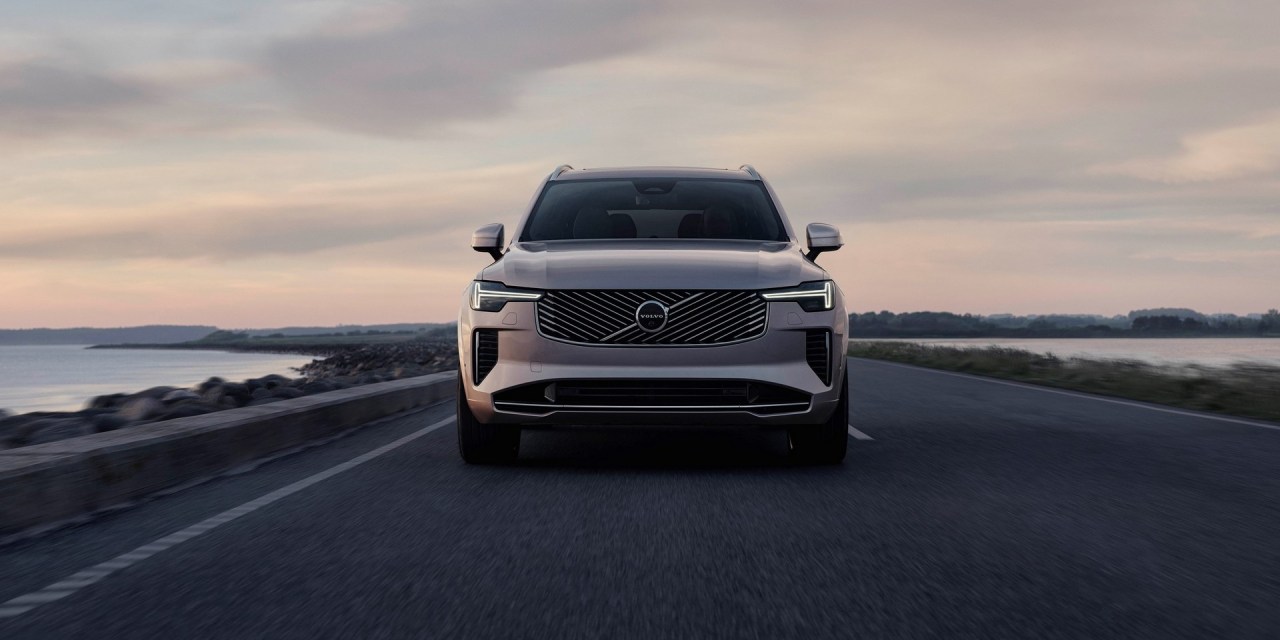 Volvo XC90 przeszło kolejny lifting. Bo skoro ludzie je kochają, to po co zmieniać więcej?
