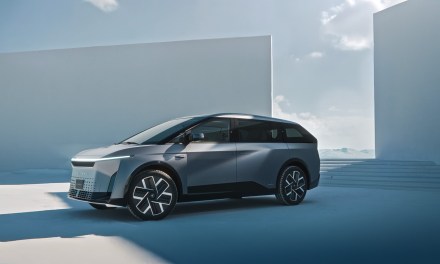 Możesz mieć iPhone’a na kółkach – wystarczy, że przekleisz znaczek na masce tego elektryka