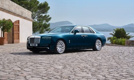 Oto odświeżony Rolls-Royce Ghost. Liczba jego czterdzieści i cztery (tysiące)