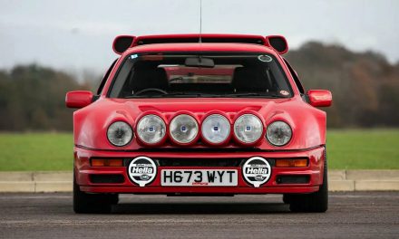 Jest rzadki, szybki, drogi i ma lakier „Ferrari Red”. Zgadliście: to Ford