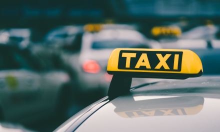 Pani Potrzeba?! Taksóweczka stoi… czyli o najpopularniejszych taksówkach stołecznych ulic