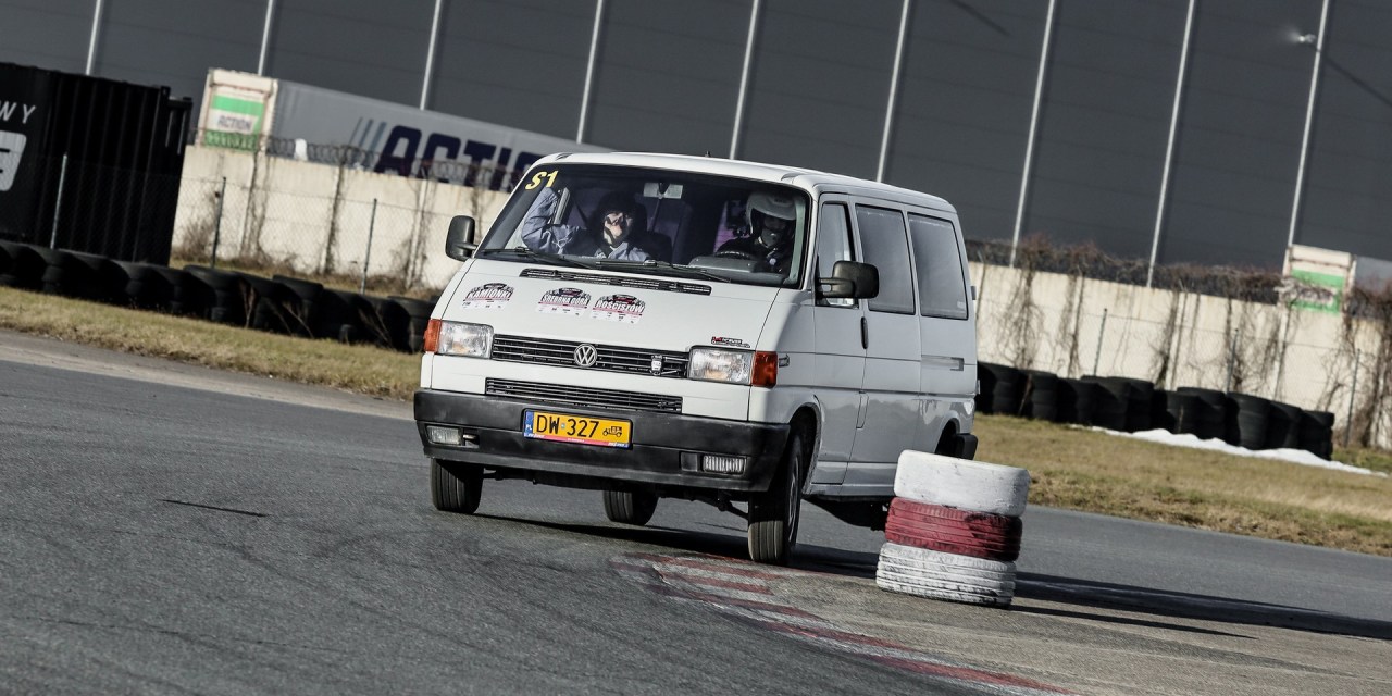 Wzięłam wolnego busa i postanowiłam sprawdzić, czy wizyta na torze wyścigowym ma sens