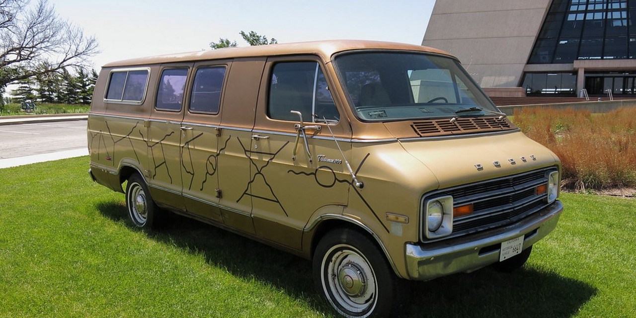 Pomalował auto we wzory nagrodzone Noblem, a na blachach dumnie widniał napis „Qantum”. Vanlife według Feynmana