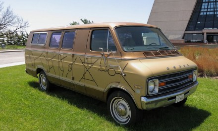 Pomalował auto we wzory nagrodzone Noblem, a na blachach dumnie widniał napis „Qantum”. Vanlife według Feynmana