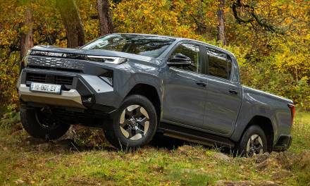 Front jak ścianka wspinaczkowa i nowości pod maską. Oto nowa Toyota Hilux