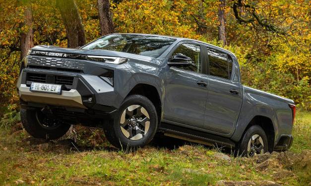 Front jak ścianka wspinaczkowa i nowości pod maską. Oto nowa Toyota Hilux