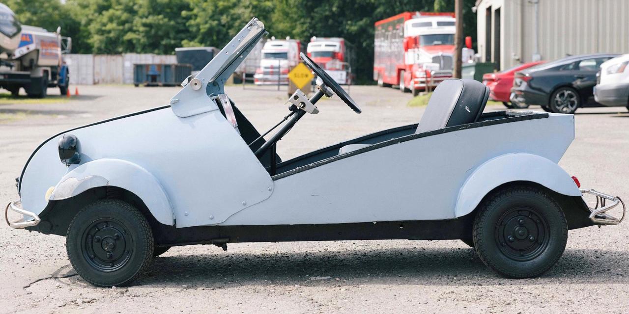 Napęd na połowę przodu. Na sprzedaż jest Autonacional Biscuter 100